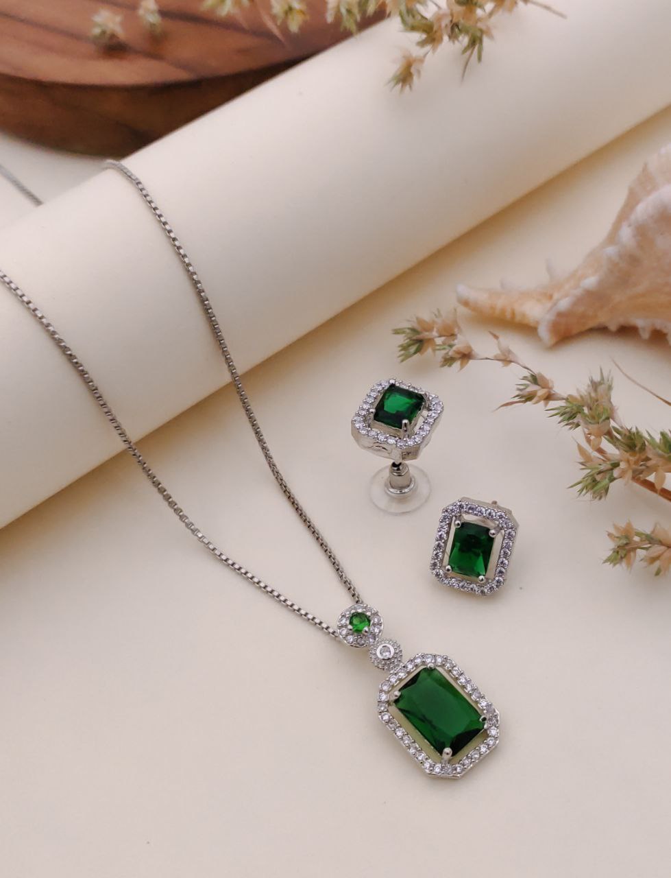 Emerald Pendant with earrings